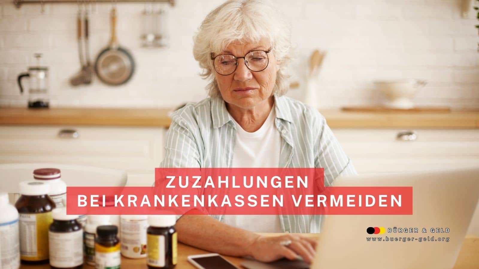 Ältere Frau sitzt am Küchentisch mit verschiedenen Medikamenten und nutzt einen Laptop; Text: „Zuzahlungen bei Krankenkassen vermeiden“ – Symbolbild für Eigenanteile und Tipps zur Zuzahlungsbefreiung.