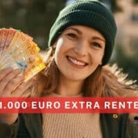Frau mit Winterjacke und Mütze hält mehrere Euro-Geldscheine in der Hand, darunter 10-, 20- und 50-Euro-Scheine, mit Schriftzug „1.000 Euro Extra Rente“ – Symbolbild für private Altersvorsorge und zusätzliche Rente ab 40.