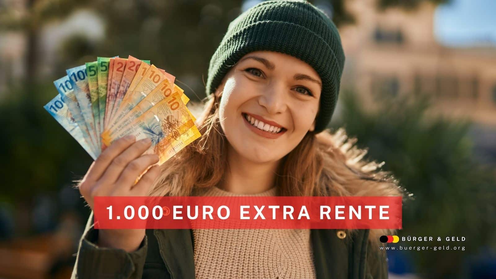 Frau mit Winterjacke und Mütze hält mehrere Euro-Geldscheine in der Hand, darunter 10-, 20- und 50-Euro-Scheine, mit Schriftzug „1.000 Euro Extra Rente“ – Symbolbild für private Altersvorsorge und zusätzliche Rente ab 40.