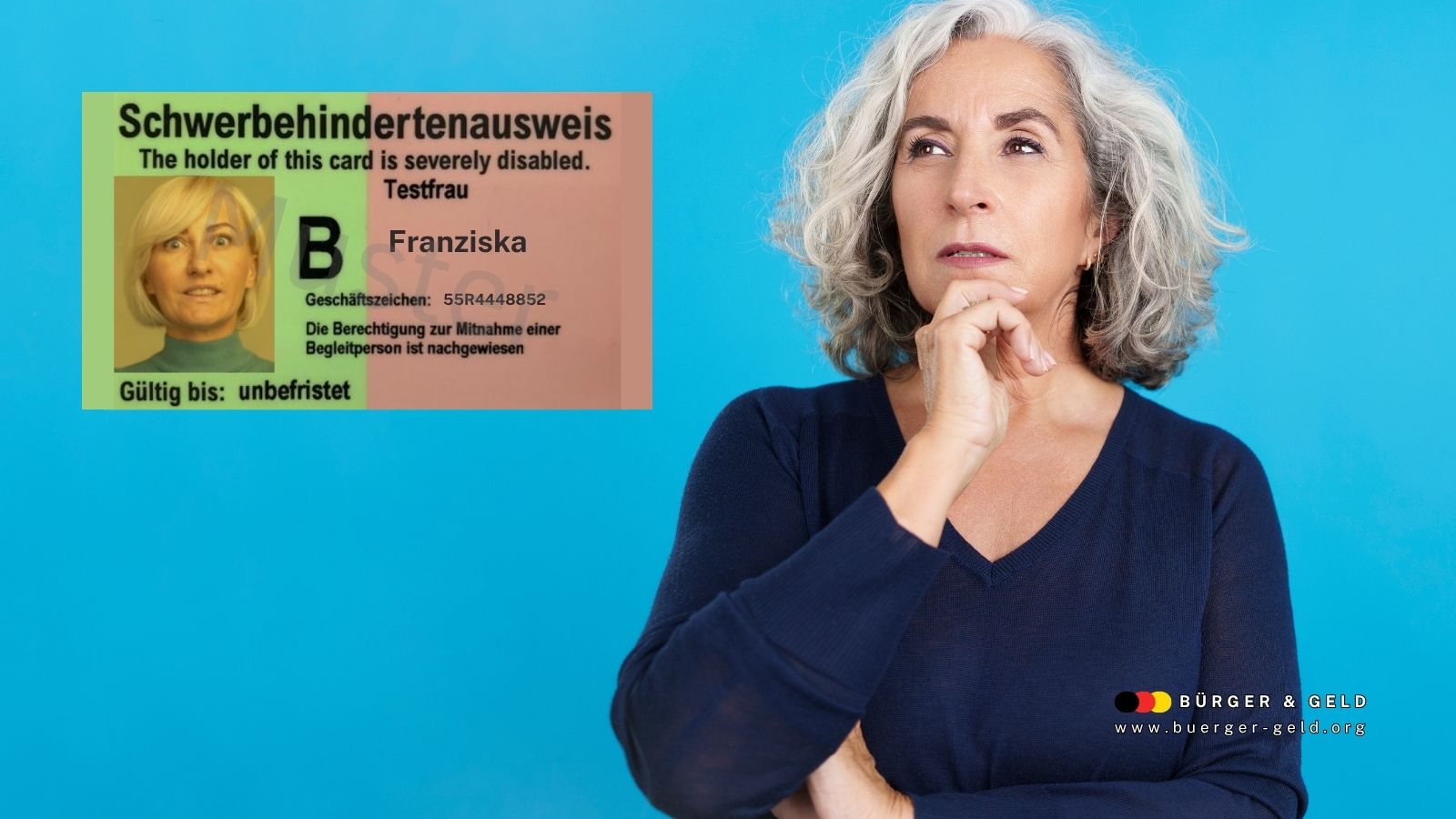 Frau mit grauen Haaren steht nachdenklich vor blauem Hintergrund, links im Bild ist ein Muster eines Schwerbehindertenausweises mit Merkzeichen B zu sehen. Logo von Bürger & Geld unten rechts.