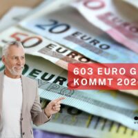 Älterer Mann zeigt auf bunt gemischte Euro-Banknoten, daneben Schriftzug „603 Euro Grenze kommt 2026“ – Symbolbild zur neuen Minijobgrenze für Rentner.