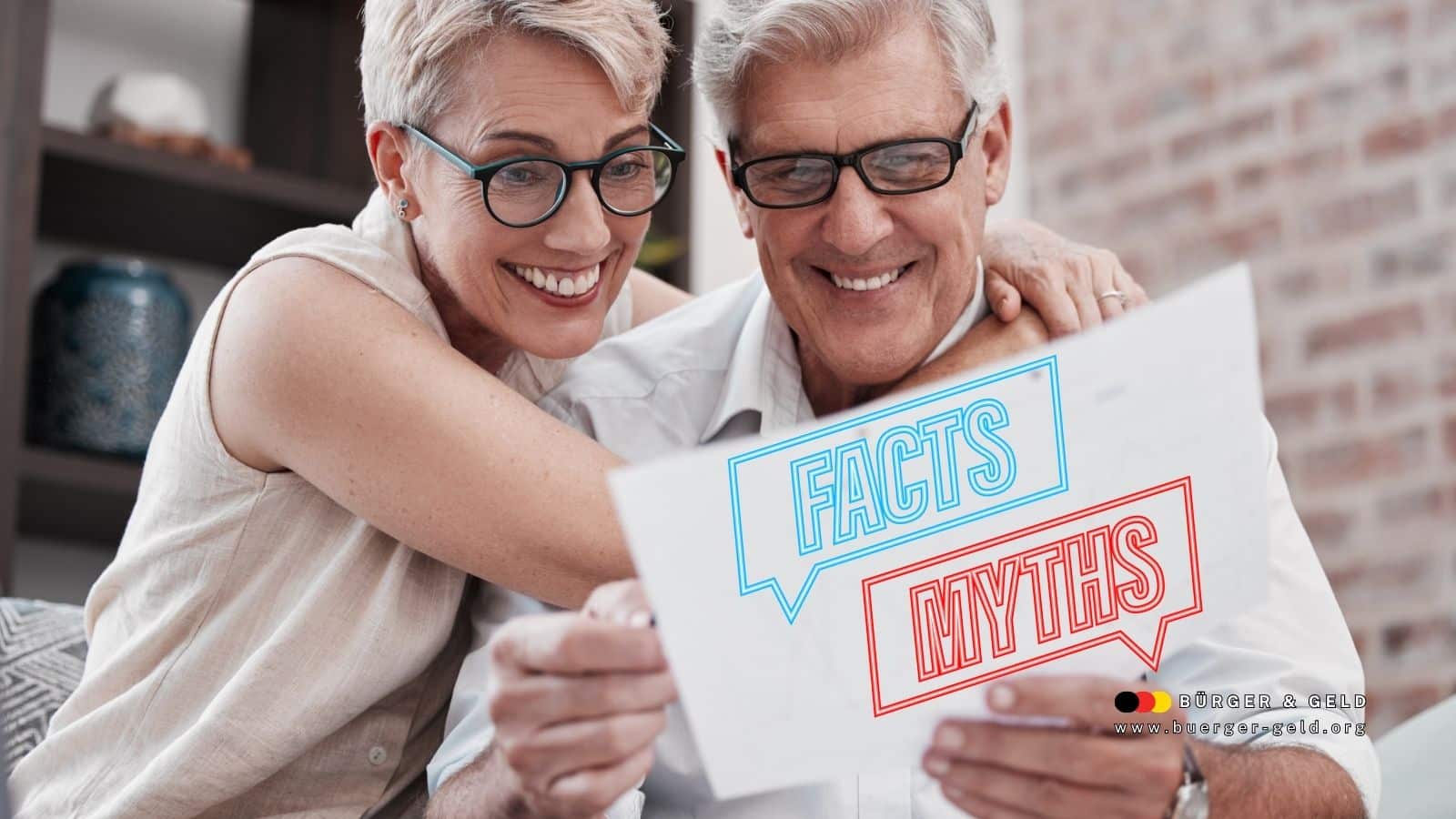 Älteres, glückliches Paar mit Brille sitzt zusammen und hält ein Papier mit der Aufschrift „Facts“ und „Myths“ in den Händen – Symbolbild für Faktencheck bei Rentenmythen, Bürger & Geld Magazin.