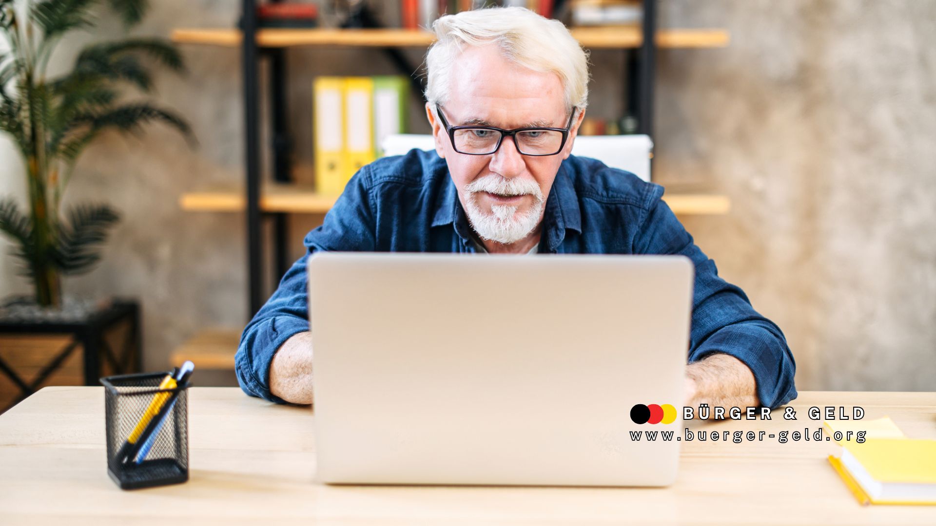 Millionen Rentner müssen sich umstellen: Ab 2026 kommt der Steuerbescheid nicht mehr per Post 1 Älterer Mann mit Brille sitzt konzentriert vor einem Laptop und informiert sich online über seinen Steuerbescheid – Symbolbild für die digitale Zustellung von Steuerbescheiden ab 2026 für Rentner in Deutschland.