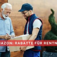 Älterer Mann nimmt ein Paket von einem Zusteller entgegen; beide sind im Gespräch und stehen vor einer modernen Holzfassade. Der Text "Amazon: Rabatte für Rentner" markiert das Thema.
