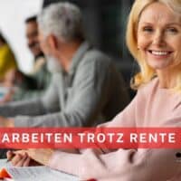 Ältere, lächelnde Frau sitzt mit Laptop und Notizbuch in einem modernen Büro, weitere Senioren im Hintergrund – Symbolbild für Erwerbstätigkeit im Rentenalter.