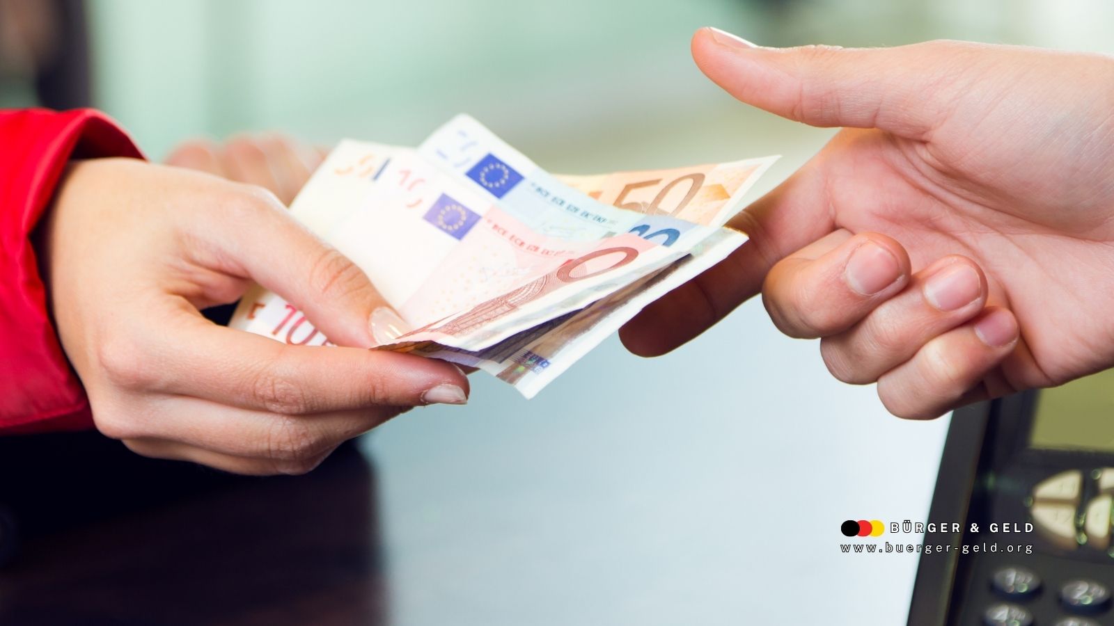Warten bis Monatsende: Warum die Auszahlung im November 2025 so viele in Not bringt 1 Zwei Hände übergeben sich mehrere Euro-Geldscheine – Auszahlung von Bürgergeld und Arbeitslosengeld im November 2025, Unterstützung für Bedürftige in Deutschland.