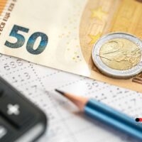 Nahaufnahme eines 50-Euro-Scheins und einer 2-Euro-Münze mit Taschenrechner und Bleistift auf Rentenbescheid – Symbolbild für dauerhaften Rentenzuschlag ab Dezember 2025, Bürger & Geld