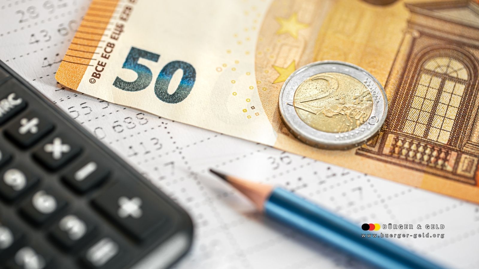 Neue Rentensteigerung für Millionen: Dauerhafter Zuschlag ersetzt Übergangszuschlag ab Dezember 2025 1 Nahaufnahme eines 50-Euro-Scheins und einer 2-Euro-Münze mit Taschenrechner und Bleistift auf Rentenbescheid – Symbolbild für dauerhaften Rentenzuschlag ab Dezember 2025, Bürger & Geld