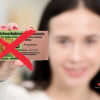 Frau hält Schwerbehindertenausweis mit rotem Kreuz – viele Rechte gelten schon ohne Ausweis, Warteprobleme, Bürger & Geld