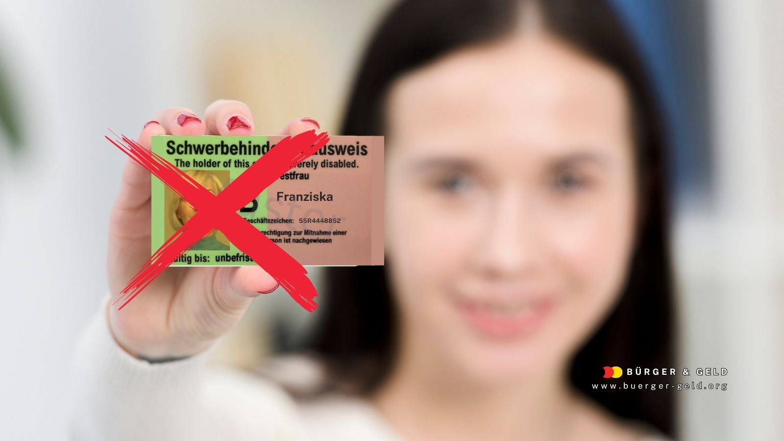 Frau hält Schwerbehindertenausweis mit rotem Kreuz – viele Rechte gelten schon ohne Ausweis, Warteprobleme, Bürger & Geld