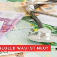 Mehrere Euro-Geldscheine und ein Stethoskop liegen nebeneinander; im Vordergrund steht groß „Pflegegeld was ist neu?“ – Symbolbild für finanzielle Verbesserungen und medizinische Versorgung bei Pflegestufe 5.