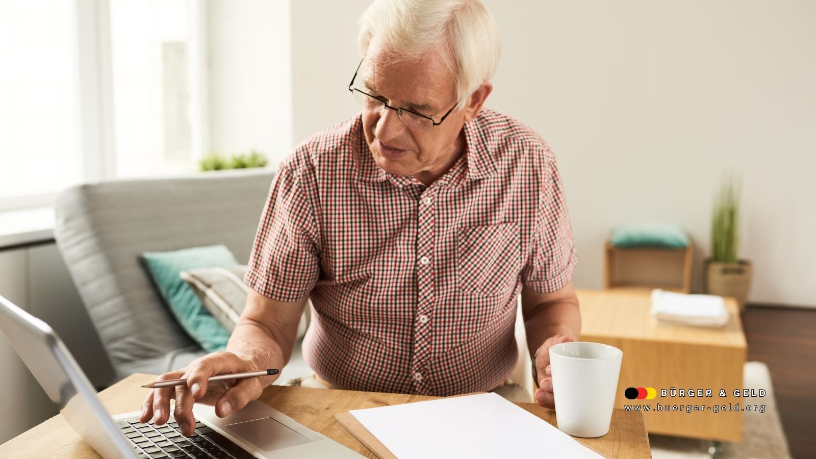Älterer Mann überprüft Rentenunterlagen am Laptop zu Hause – Thema doppelte Rentenbesteuerung und mögliche Rückzahlungen ab 2026, Symbolbild für Bürger & Geld.