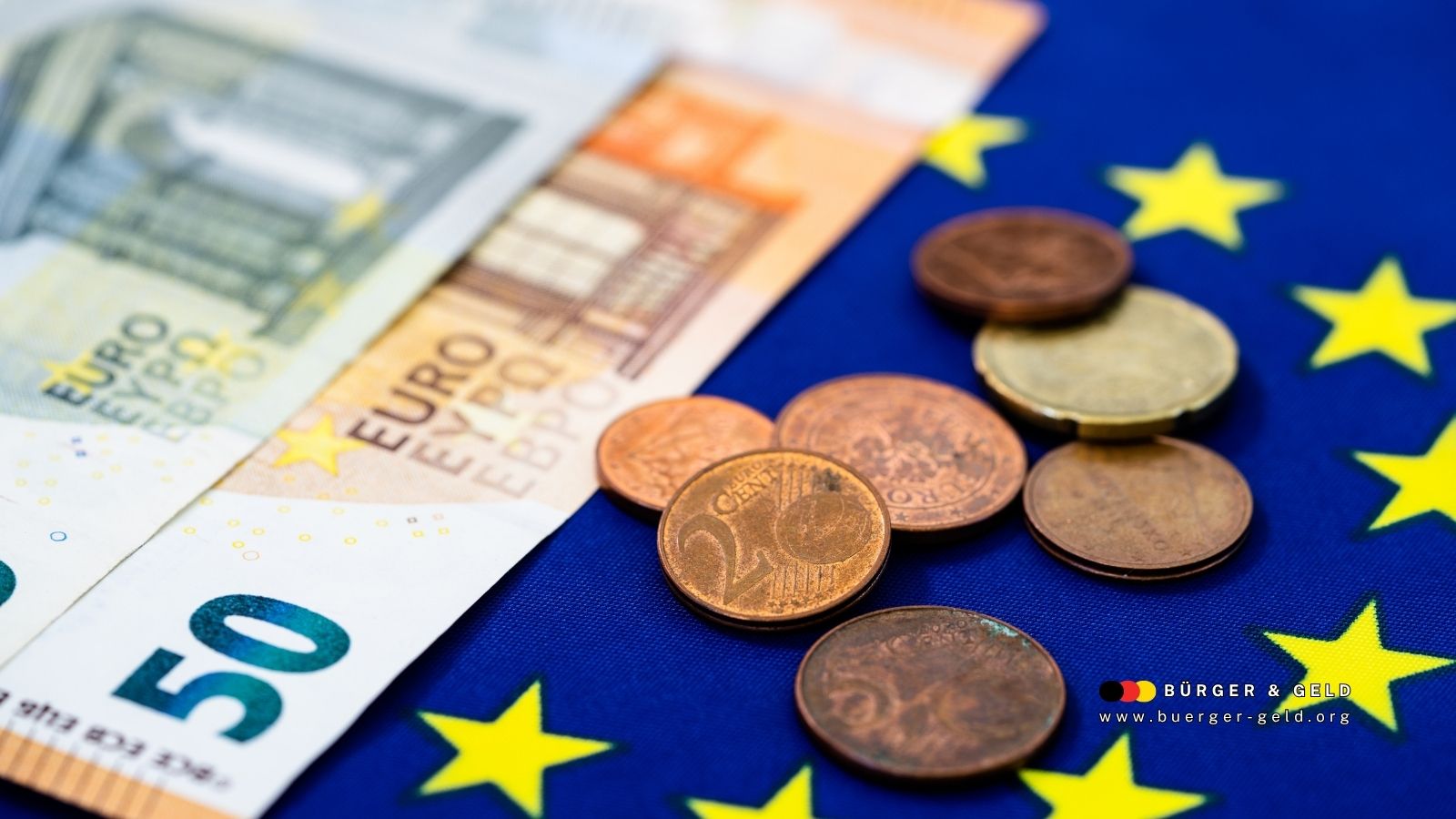 Euro-Geldscheine und Münzen auf EU-Flagge – Symbolbild für geplante EU-Strategie, finanzielle Hilfen an Rentenreformen in Deutschland und Europa zu koppeln