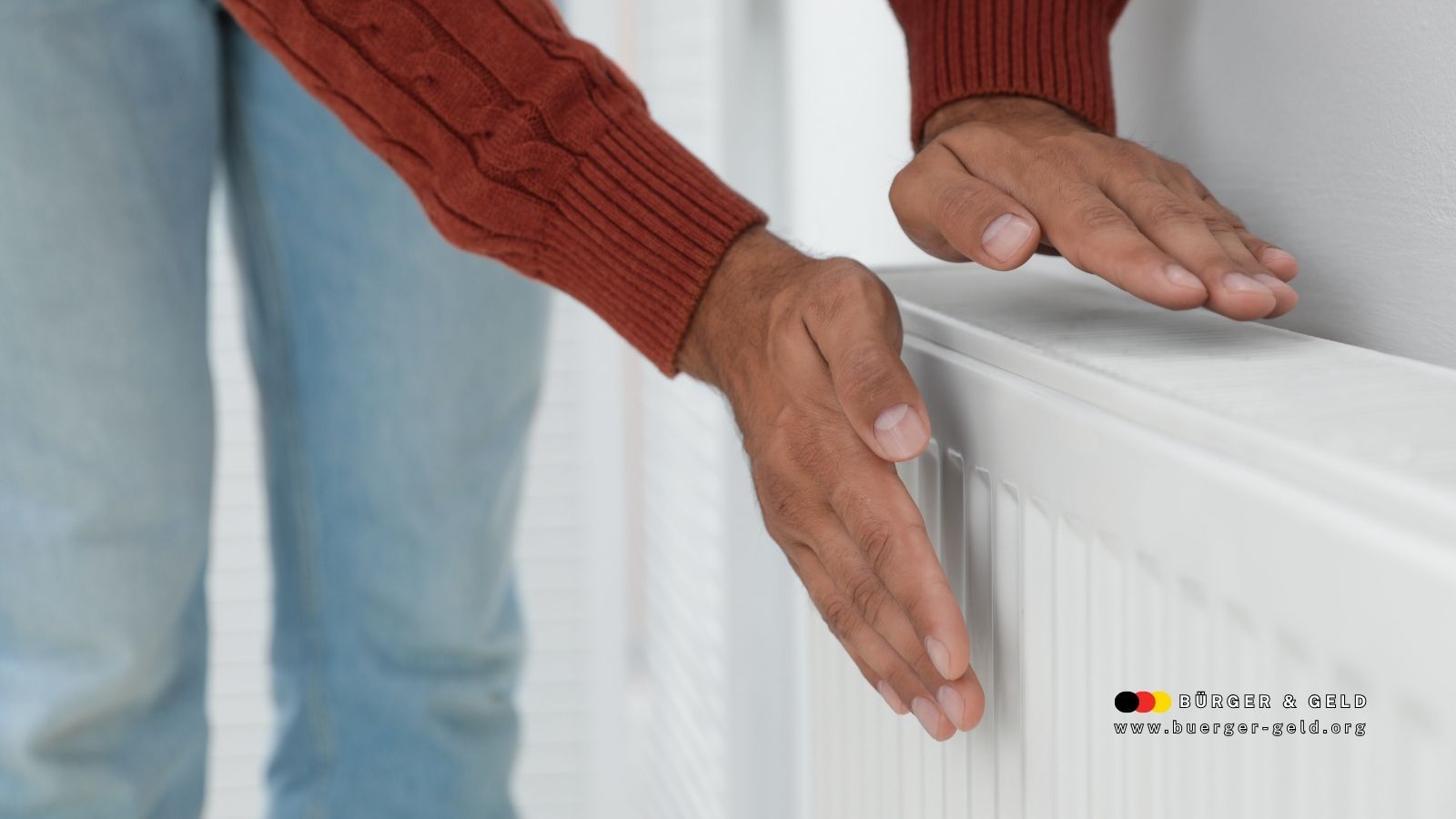 Rentner prüft Heizkörper zuhause – steigende Heizkosten durch höhere CO₂-Steuer ab 2026, Bürger & Geld