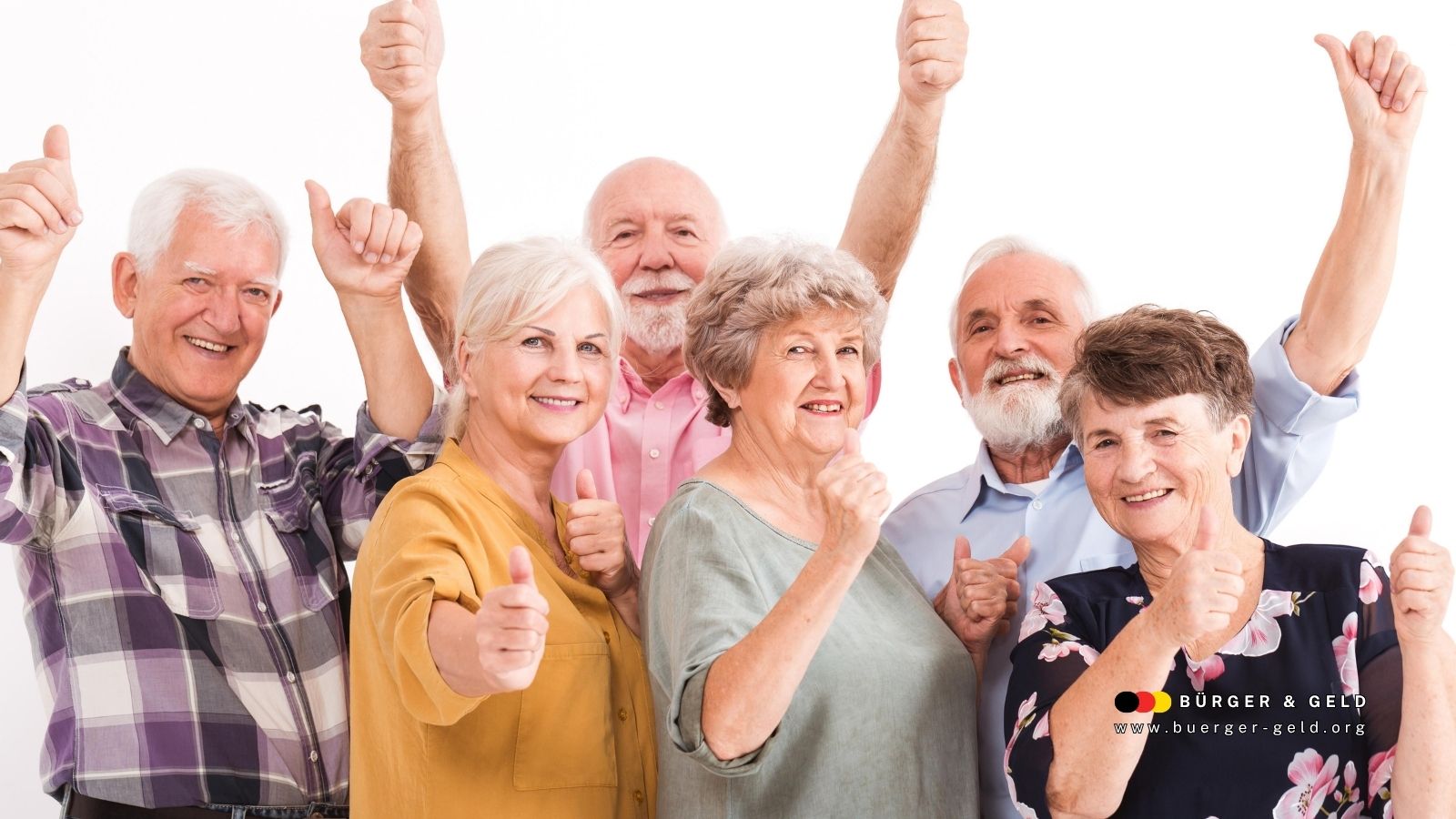 Glückliche Seniorinnen und Senioren zeigen Daumen hoch – Rentenerhöhung 2026 sorgt für Freude, Symbolbild für steigende Renten in Deutschland.