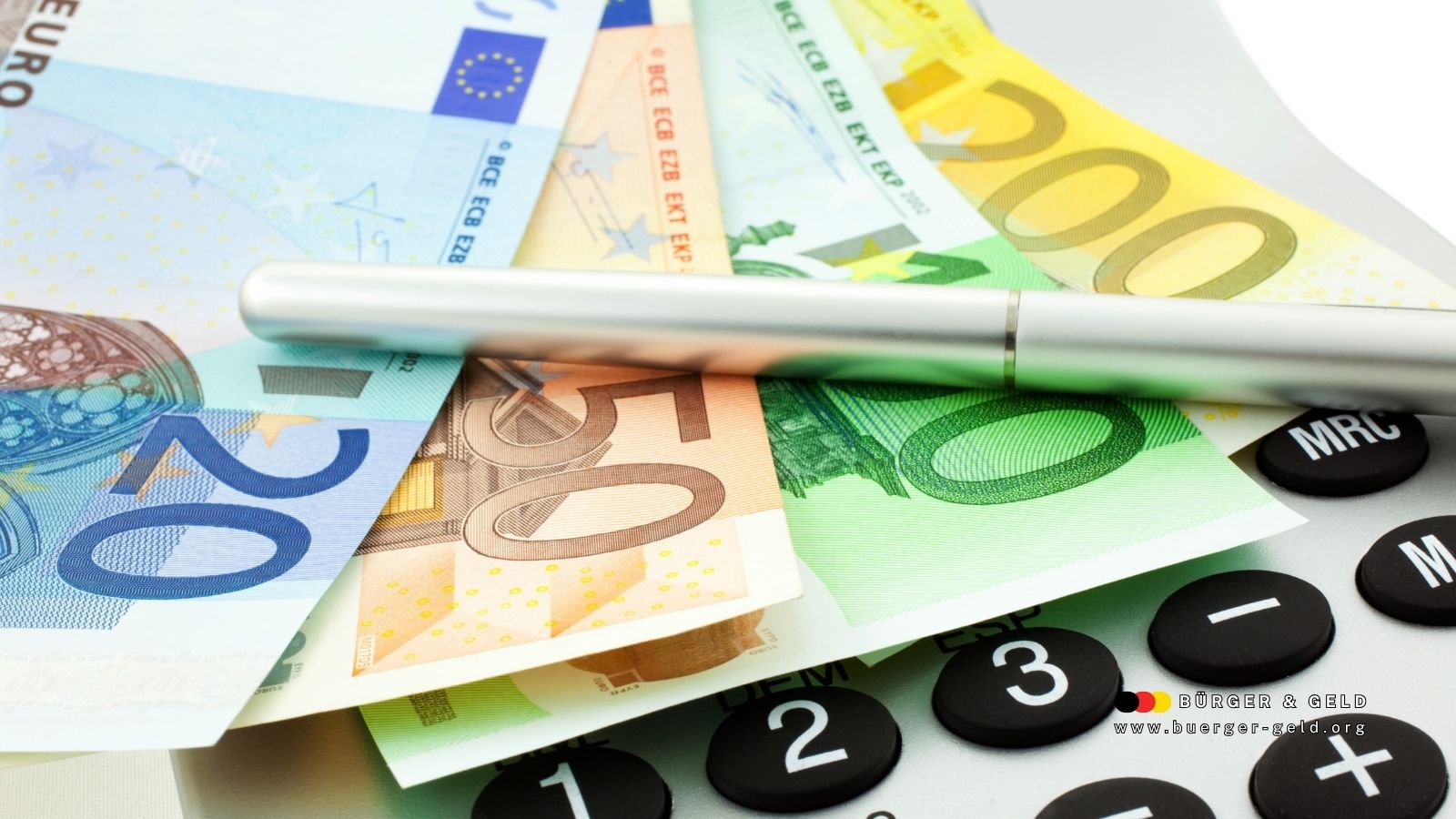 Euro-Banknoten, Stift und Taschenrechner – höhere Sozialabgaben und sinkendes Nettoeinkommen ab 2026