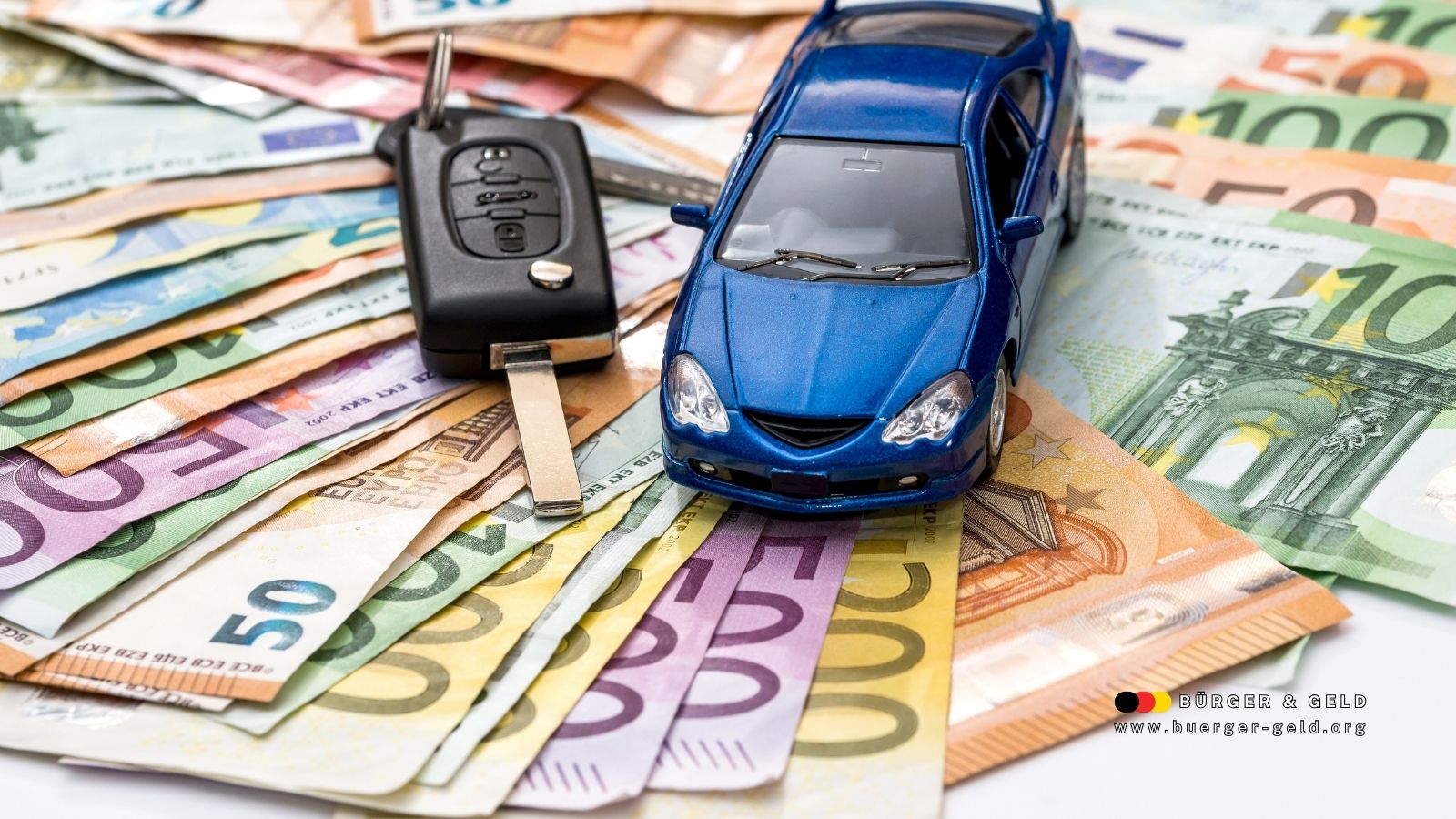 Miniaturauto und Autoschlüssel auf Euro-Banknoten – Symbol für Kfz-Steuerersparnis bei Schwerbehinderung auf Bürger & Geld Nachrichtenmagazin.