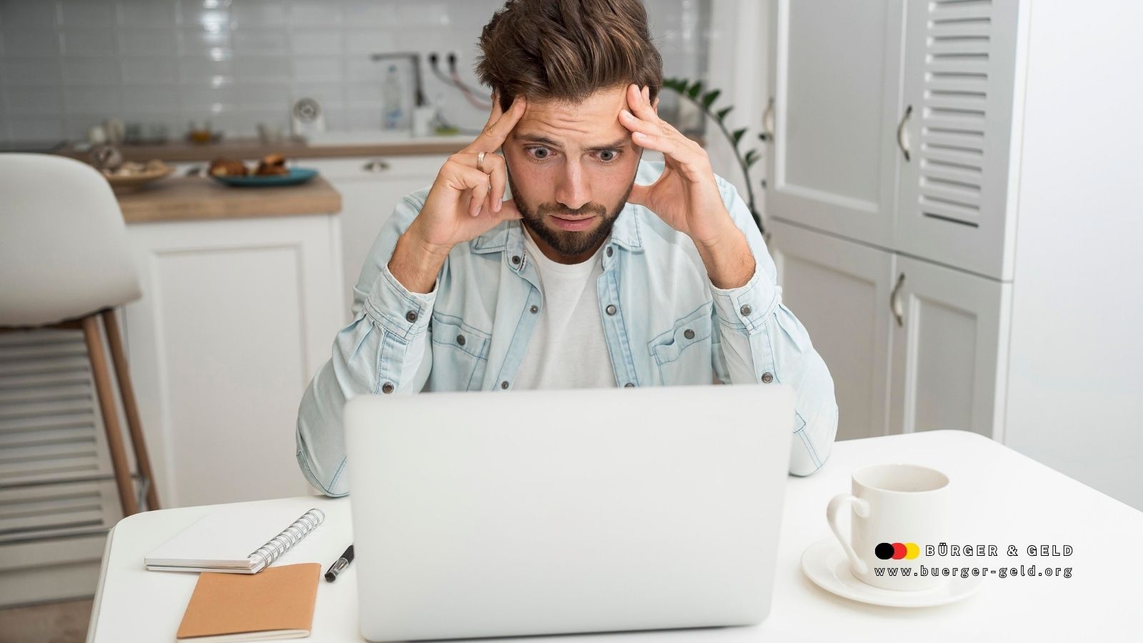 Ein sichtlich besorgter Mann sitzt am Küchentisch vor seinem Laptop und hält sich den Kopf, während er einen Brief von der Krankenkasse liest. Auf dem Tisch liegen eine Kaffeetasse, ein Notizbuch und ein Kugelschreiber.