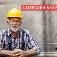 Älterer Mann mit gelbem Bauhelm und kariertem Hemd lehnt an einem Geländer; Textfeld „Leitfaden Aktivrente“ im Vordergrund.