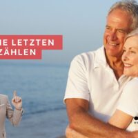 Älteres Paar umarmt sich am Strand, im Vordergrund ein Mann in Anzug mit erhobenen Fingern, Text: „Rente: Die letzten 5 Jahre zählen“ – Symbolbild für die strategische Bedeutung der letzten Berufsjahre bei der Rentenberechnung, Bürger & Geld Nachrichtenmagazin.