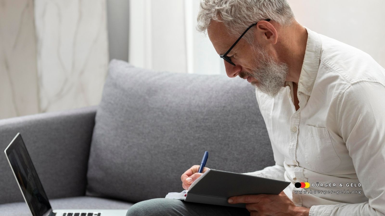Älterer Mann prüft Rentenantrag am Laptop und notiert wichtige Punkte – Hochrechnung Arbeitsentgelt, Entscheidung über Rentenhöhe, Bürger & Geld Magazin