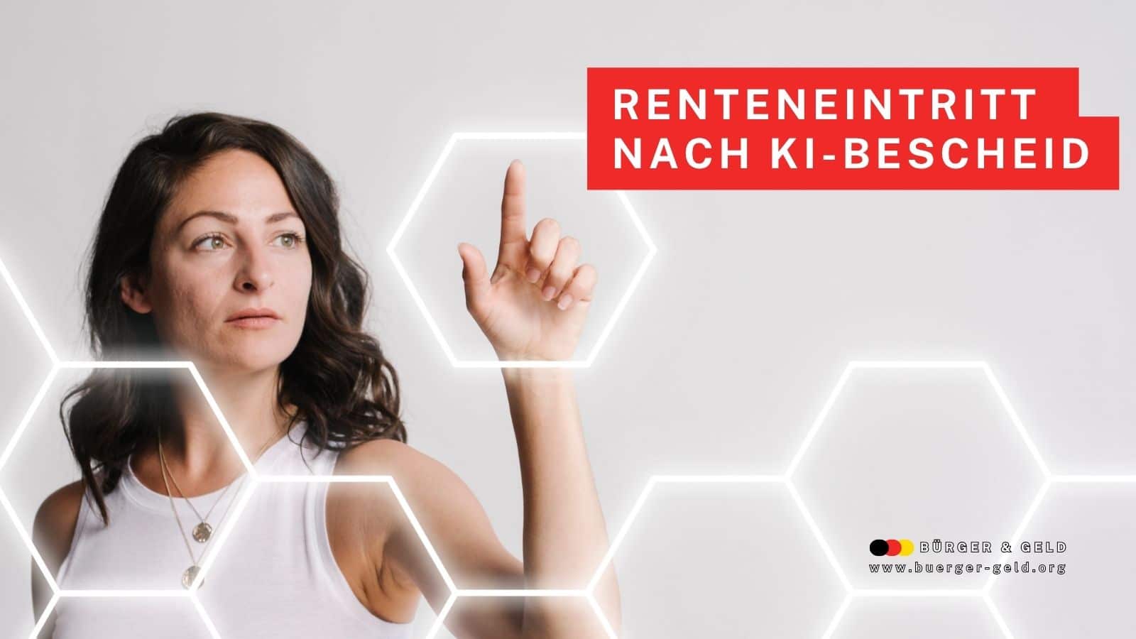 unge Frau mit nachdenklichem Blick berührt ein virtuelles Sechseck; Grafik und Schriftzug „Renteneintritt nach KI-Bescheid“, Symbolik für Digitalisierung und die Entscheidung über den Rentenbeginn durch Künstliche Intelligenz.