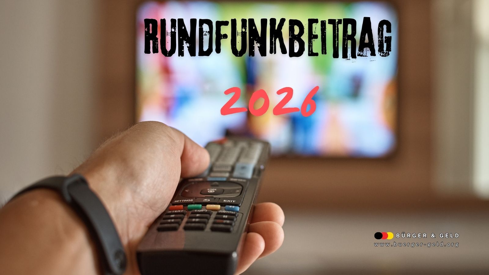 Hand hält Fernbedienung vor einem TV-Bildschirm mit der Aufschrift „Rundfunkbeitrag 2026“ – Bürger & Geld informiert über die Zukunft des Rundfunkbeitrags.