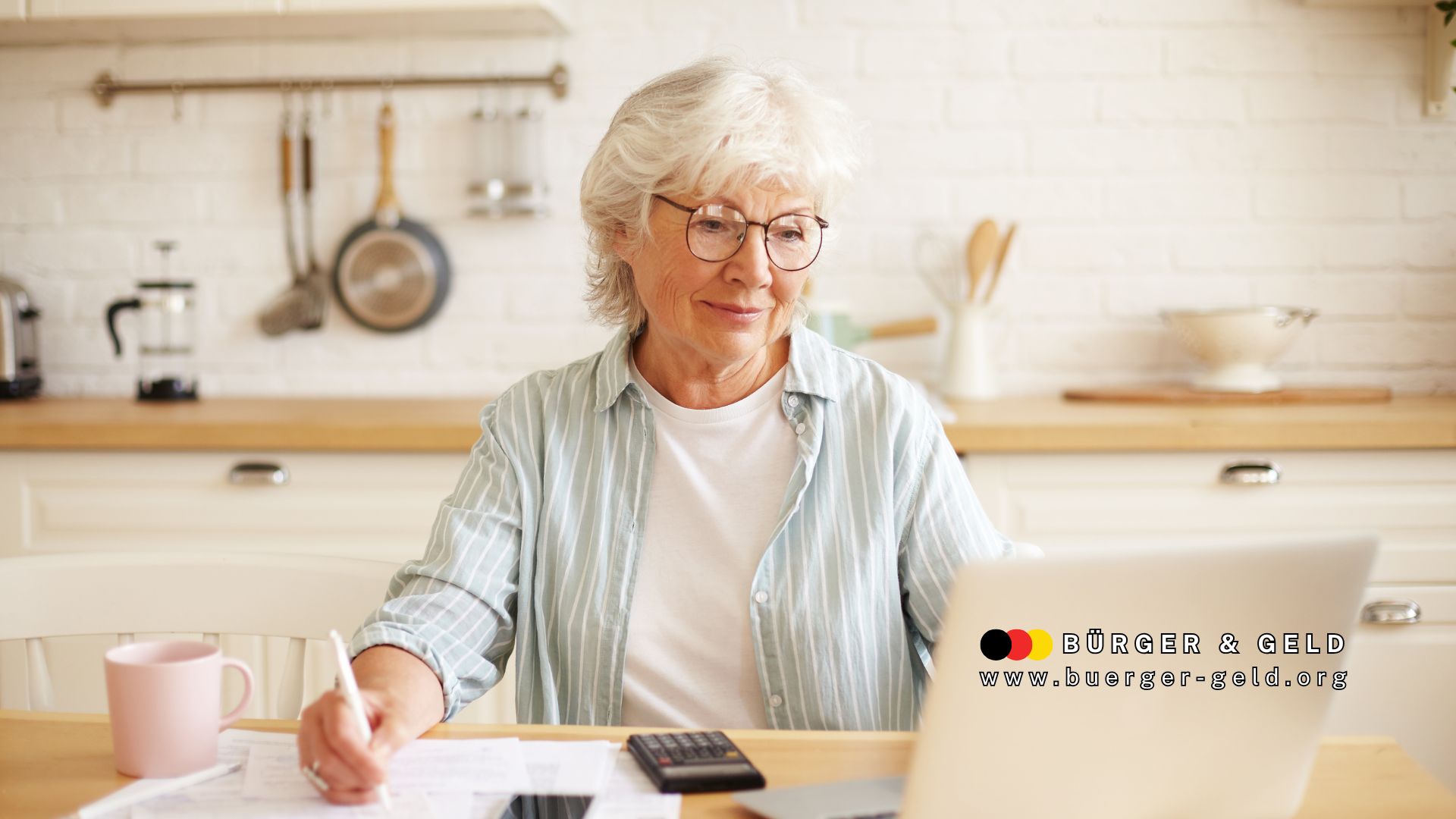 Diese Frist ist wichtig: So sichern Sie Ihre Schul- und Studienzeiten für eine bessere Rente! 1 Ältere Frau sitzt am Küchentisch und prüft Unterlagen vor Laptop, Taschenrechner und Kaffeetasse – Finanzplanung und Online-Anwendungen im Ruhestand