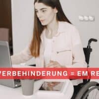 Frau im Rollstuhl arbeitet an einem Laptop in einer modernen Küche. Im Vordergrund steht der Text „Schwerbehinderung = EM Rente?“. Symbolbild für die Verbindung von Schwerbehinderung und Erwerbsminderungsrente, verwendet vom Nachrichtenmagazin Bürger & Geld.