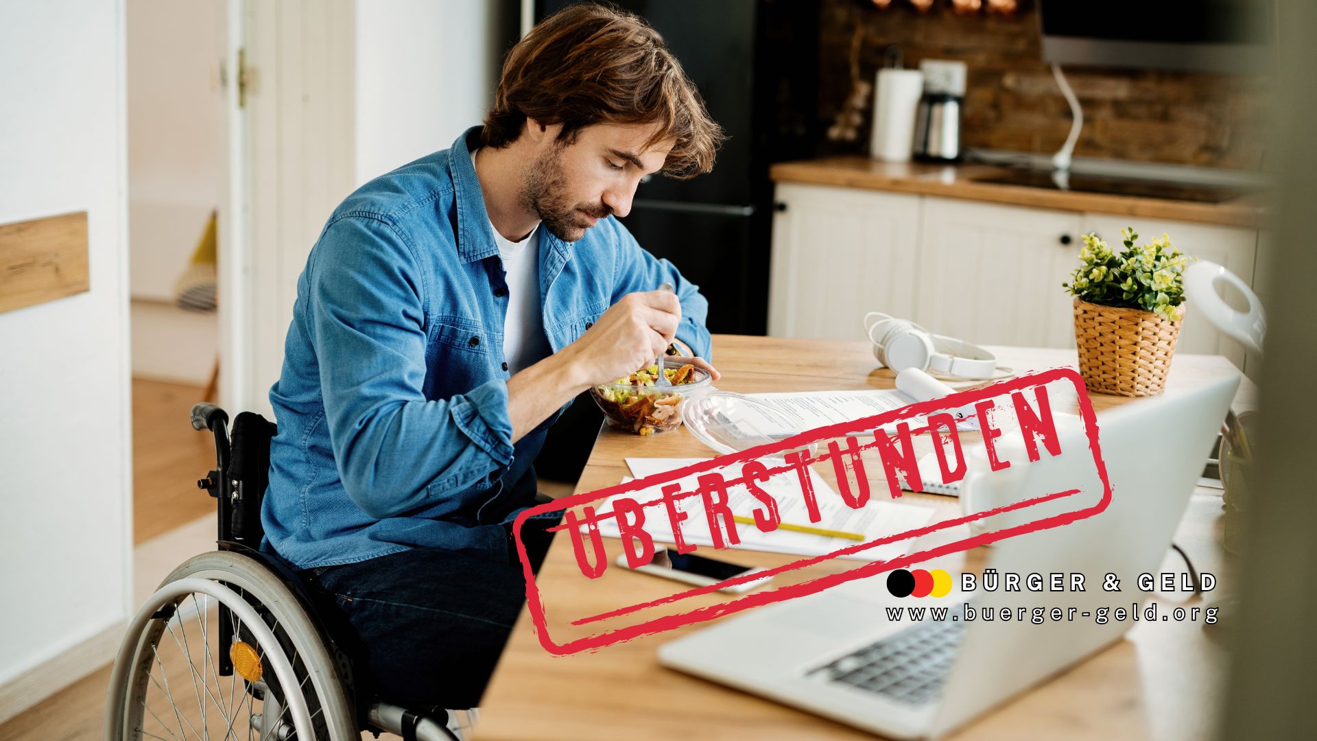 Müssen schwerbehinderte Arbeitnehmer Überstunden machen? 1 Rollstuhlfahrer arbeitet am Laptop, isst Mittagessen und muss Überstunden leisten – Thema: Schwerbehindertenrechte bei Mehrarbeit, Bürger & Geld Magazin