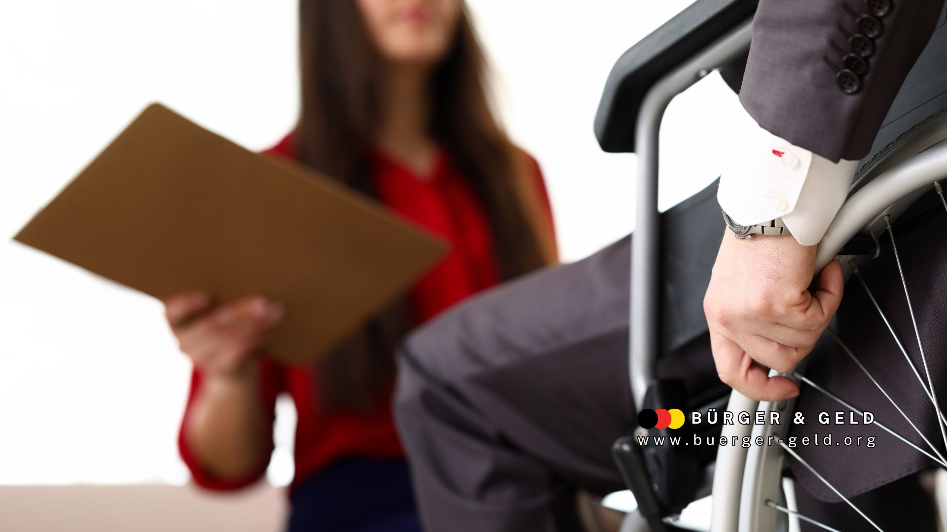 Wann sich ein Widerspruch beim Grad der Behinderung wirklich lohnt 1 Beratungsgespräch zwischen einer Frau mit Unterlagen und einem Mann im Rollstuhl zur Beantragung des Schwerbehindertenausweises