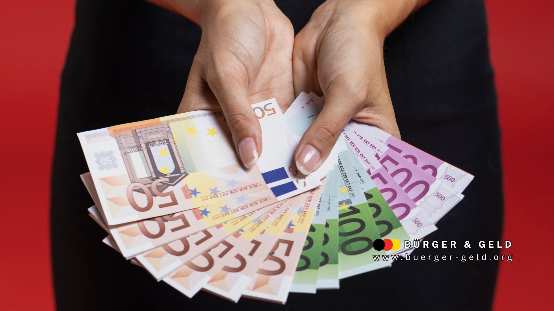 1025 Euro im Monat – Wie Bürgergeld-Empfänger wirklich unterstützt werden 1 Eine Frau hält mehrere Euro-Banknoten als Symbol für Bürgergeld-Auszahlungen – Unterstützung für alleinstehende Sozialleistungsbezieher in Deutschland