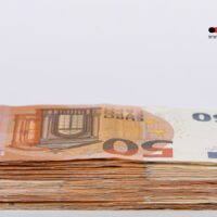 Stapel aus fünfzig Euro Scheinen, symbolisiert finanzielle Debatte um Bürgergeld-Kürzungen in Deutschland, aufgenommen für buerger-geld.org
