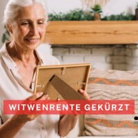 Ältere Frau mit weißem Haar sitzt nachdenklich auf einem Sofa und hält einen Bilderrahmen in den Händen. Der Text "Witwenrente gekürzt" ist prominent im Bild zu sehen.