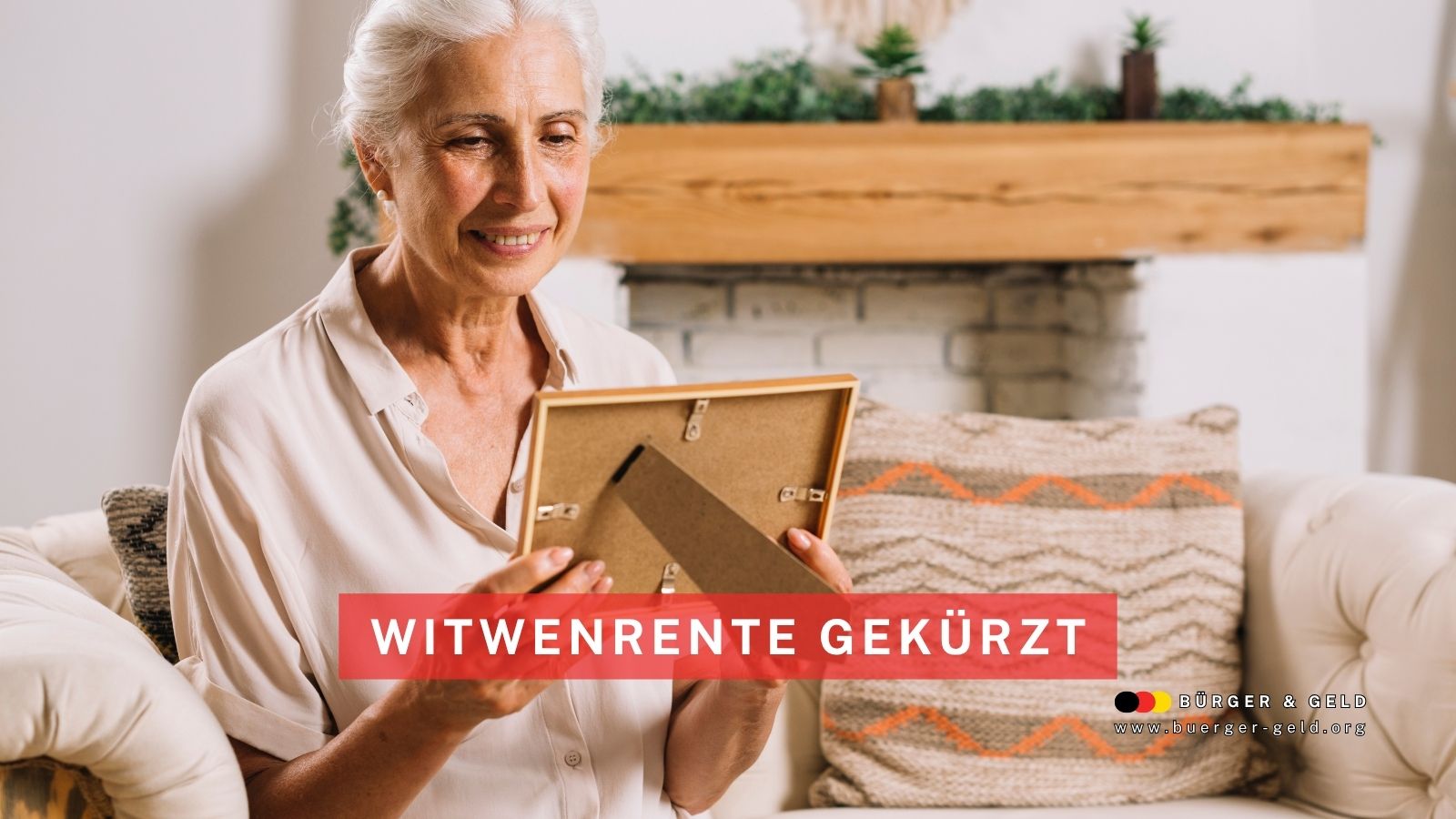 Ältere Frau mit weißem Haar sitzt nachdenklich auf einem Sofa und hält einen Bilderrahmen in den Händen. Der Text "Witwenrente gekürzt" ist prominent im Bild zu sehen.