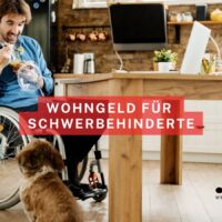 Person im Rollstuhl sitzt in moderner Küche am Tisch, isst Müsli. Ein Hund sitzt davor. Text: "Wohngeld für Schwerbehinderte". Logo und URL von Bürger & Geld im Bild.