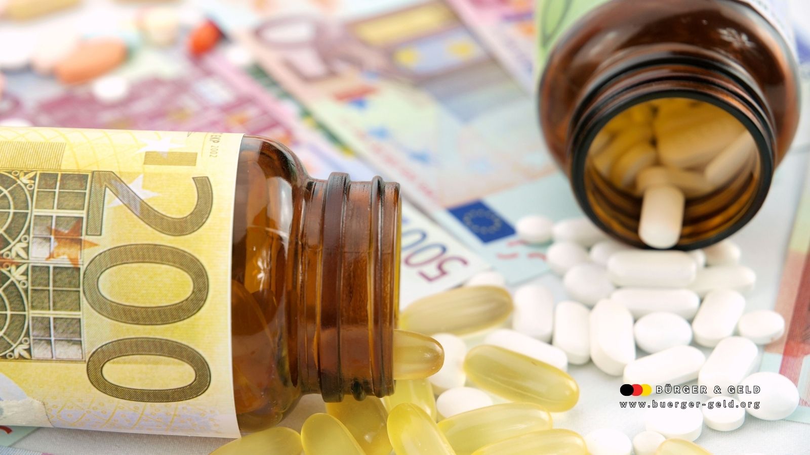 Offene Medikamentenflaschen und Tabletten auf Euro-Geldscheinen symbolisieren steigende Zuzahlungen in der gesetzlichen Krankenversicherung ab 2026