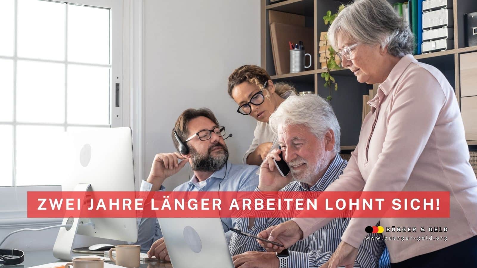 Ältere Arbeitnehmerinnen und Arbeitnehmer arbeiten gemeinsam in einem modernen Büro, für den Artikel „Zwei Jahre länger arbeiten lohnt sich“ auf Bürger & Geld. Das Bild zeigt Motivation und Zusammenhalt im Team bei späterem Renteneintritt.