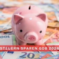 Rosa Sparschwein steht auf vielen Euro-Geldscheinen, darüber der Schriftzug „Steuern sparen GdB 2026“ – Symbolbild für finanzielle Vorteile bei Steueränderungen für Menschen mit Behinderung.