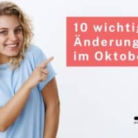 Frau mit blonden Locken zeigt auf ein rotes Textfeld mit der Aufschrift „10 wichtige Änderungen im Oktober“. Im Bild unten rechts steht das Logo von Bürger & Geld und die Website-Adresse.