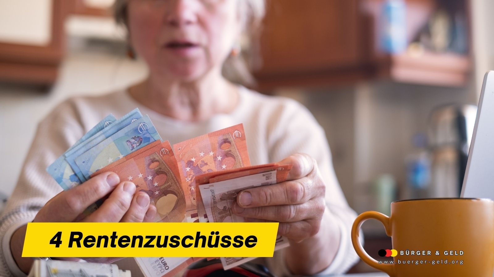 Ältere Frau hält mehrere Euro-Geldscheine in der Hand, gelber Hinweis „4 Rentenzuschüsse“ und Bürger & Geld Logo – Symbolbild für Zuschläge zur Altersrente in Deutschland 2025.