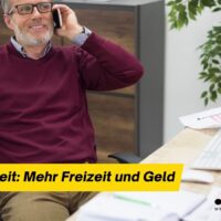 Altersteilzeit: Der sanfte Übergang in den Ruhestand mit mehr Freizeit und gesichertem Einkommen 5 Älterer Arbeitnehmer entspannt am Schreibtisch, spricht am Telefon, Symbol für mehr Freizeit und gesichertes Einkommen durch Altersteilzeit