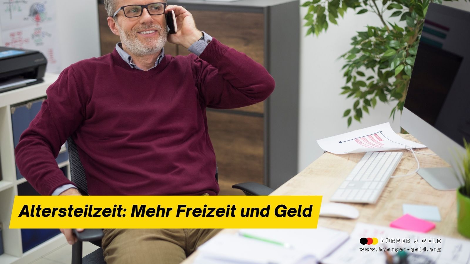 Älterer Arbeitnehmer entspannt am Schreibtisch, spricht am Telefon, Symbol für mehr Freizeit und gesichertes Einkommen durch Altersteilzeit