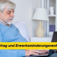 Arbeitsvertrag und Erwerbsminderungsrente: Was passiert, wenn die Rente kommt? 5 Älterer Mann sitzt im Wohnzimmer mit Laptop und beschäftigt sich mit dem Thema Arbeitsvertrag und Erwerbsminderungsrente. Im Vordergrund gelber Banner mit Aufschrift „Arbeitsvertrag und Erwerbsminderungsrente“.