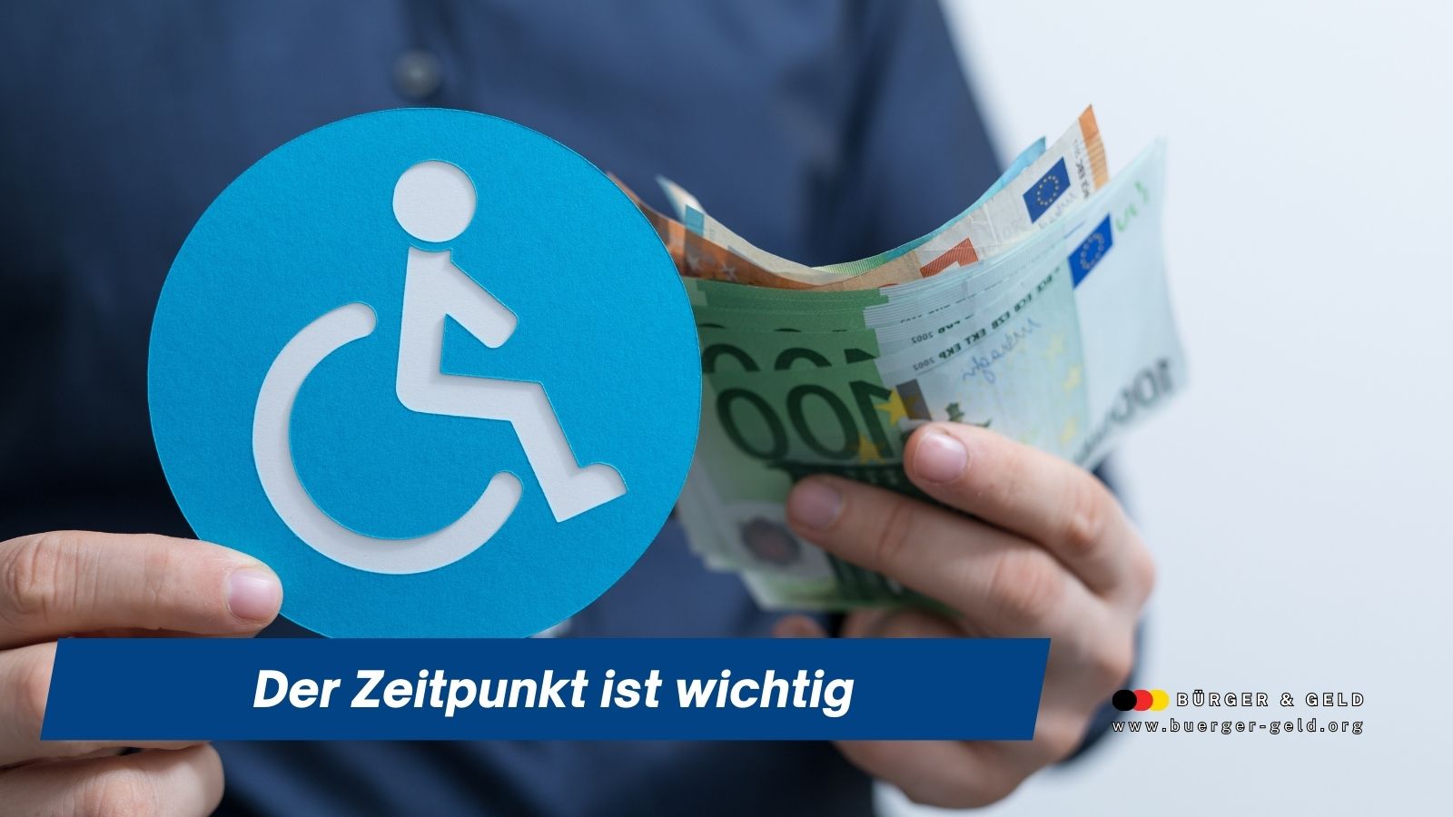 Person hält ein Rollstuhlsymbol und mehrere Euro-Geldscheine in der Hand – Symbolbild für Rente bei Schwerbehinderung und wie wichtig der richtige Zeitpunkt ist.