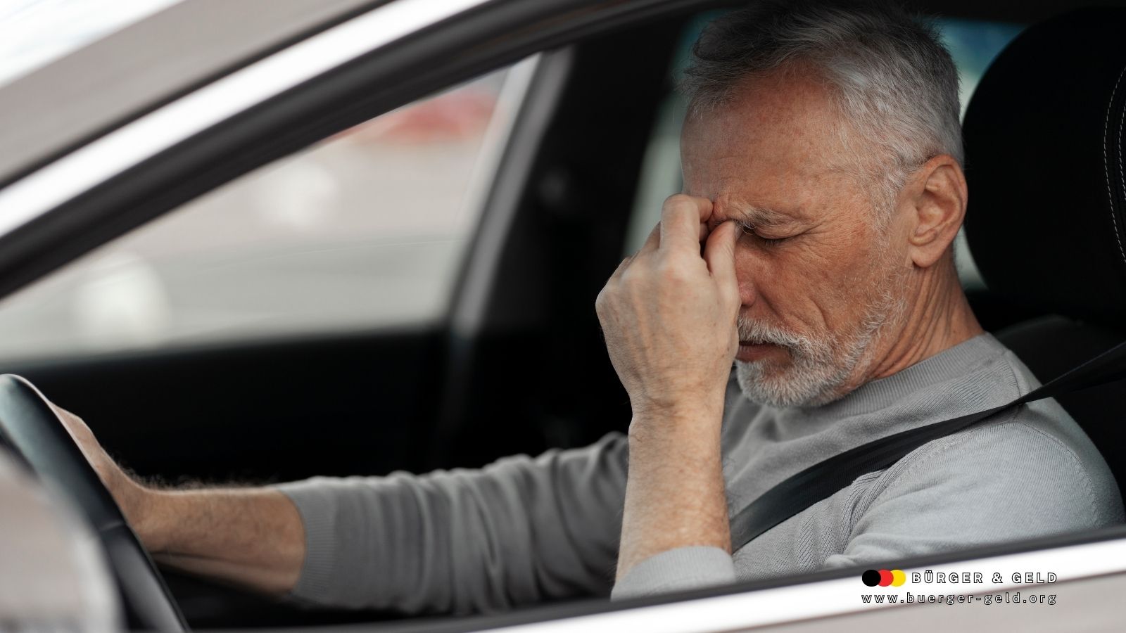 Älterer Autofahrer am Steuer – Rentner betroffen von jährlicher TÜV-Pflicht laut EU-Kommissionsentwurf