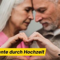 Mehr Rente durch Heiraten: Bis zu 1000 Euro mehr im Jahr 4 Älteres Ehepaar berührt liebevoll die Stirn aneinander und formt ein Herz mit den Händen – Symbol für mehr Rente durch Hochzeit dank Ehegattensplitting