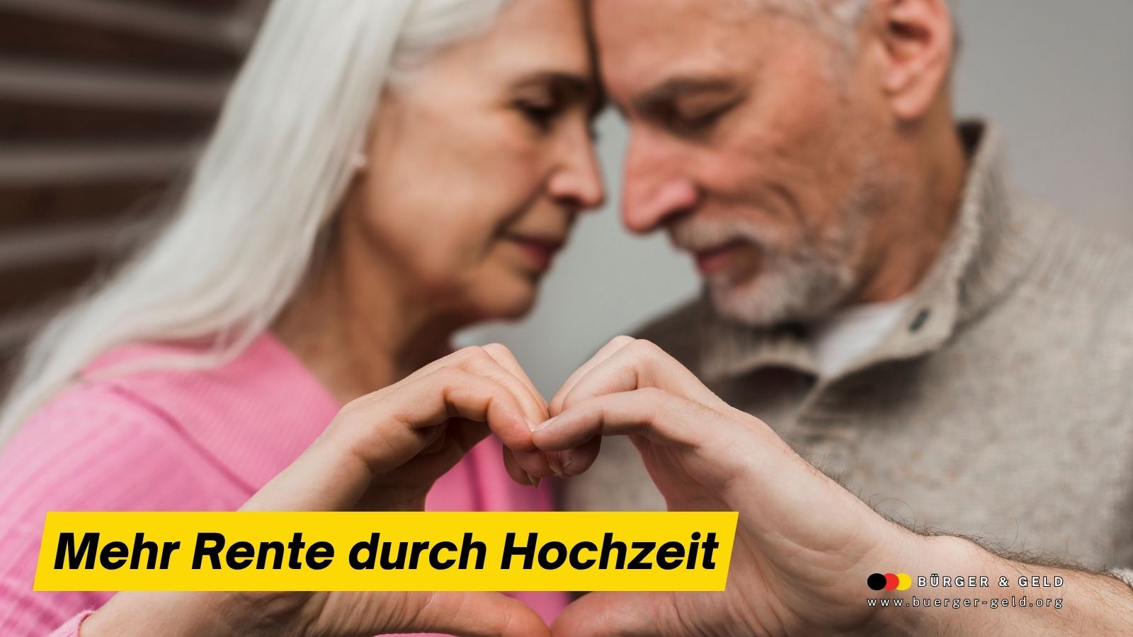 Älteres Ehepaar berührt liebevoll die Stirn aneinander und formt ein Herz mit den Händen – Symbol für mehr Rente durch Hochzeit dank Ehegattensplitting