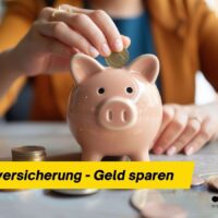 Frau wirft eine Euro-Münze in ein Sparschwein – Geld sparen durch günstige Hausratversicherung, Bürger & Geld Magazin