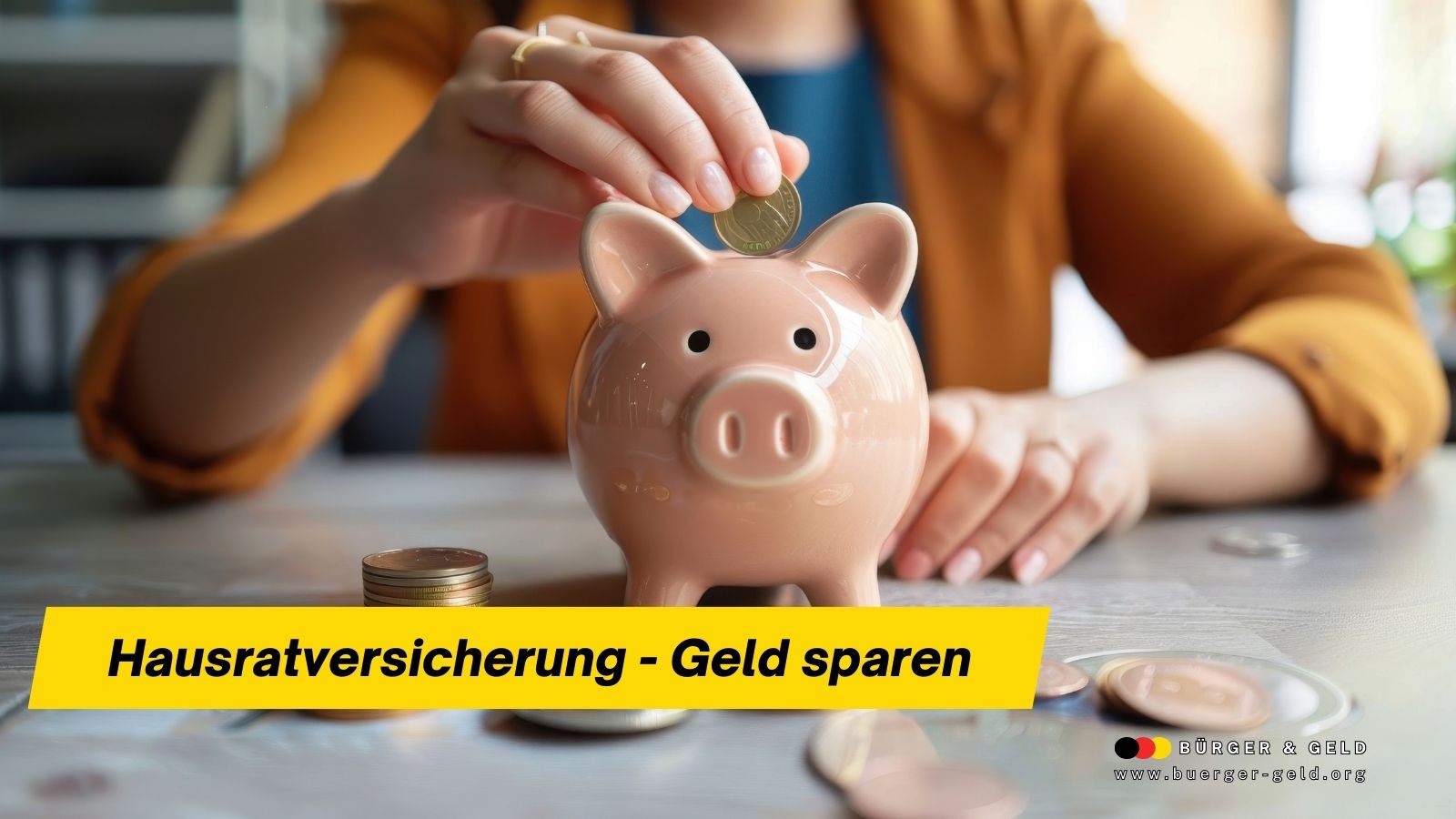 Frau wirft eine Euro-Münze in ein Sparschwein – Geld sparen durch günstige Hausratversicherung, Bürger & Geld Magazin